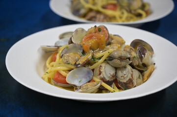 spaghetti ai frutti di mare serviti in un piatto al ristorante