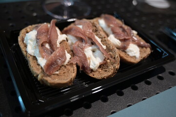 crositni di pane con alici e mozzarella