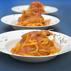 spaghettoni con gamberi e datterino rosso