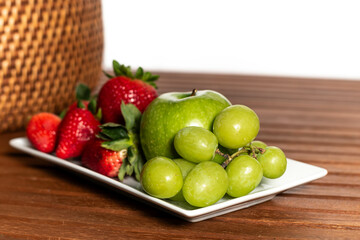 Desayuno Saludable con Baguette, Frutas Frescas y Granola