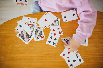 トランプで遊ぶ幼児