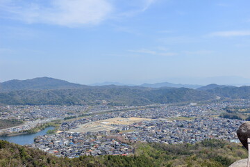 菩提寺山から見下ろす風景　名神高速道路と菩提寺の住宅地