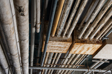 建物の天井に設置されたパイプや装置