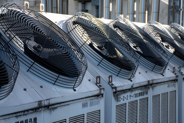 ビルのエアコンの室外機が並ぶ