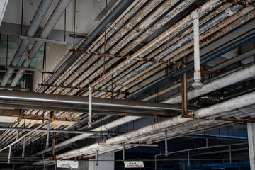 建物の天井に縦横に設置されたパイプ