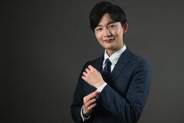 スーツ姿の若い男性　ビジネスイメージ