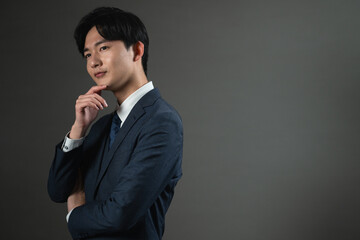 スーツ姿の若い男性　ビジネスイメージ