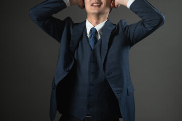 スーツ姿の若い男性　ビジネスイメージ