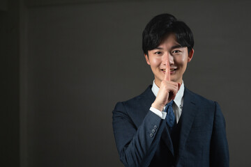 スーツ姿の若い男性　ビジネスイメージ