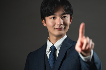 スーツ姿の若い男性　ビジネスイメージ