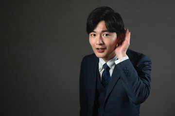 スーツ姿の若い男性　ビジネスイメージ