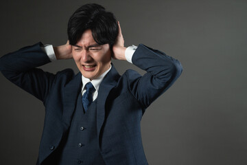 スーツ姿の若い男性　ビジネスイメージ