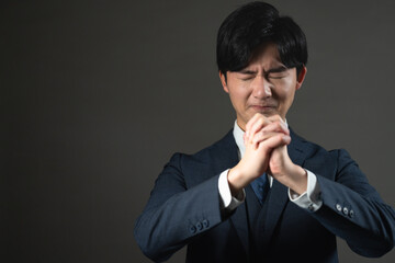 スーツ姿の若い男性　ビジネスイメージ