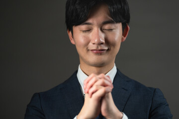 スーツ姿の若い男性　ビジネスイメージ