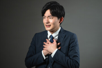 スーツ姿の若い男性　ビジネスイメージ