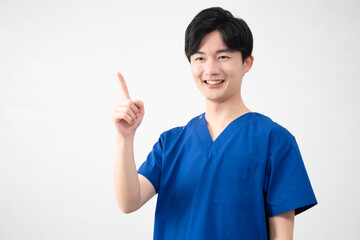 医療用スクラブを着ている若い男性