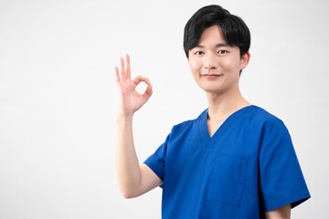 医療用スクラブを着ている若い男性