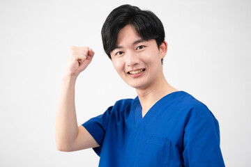 医療用スクラブを着ている若い男性