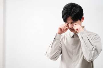 長袖シャツを着ている若い男性　ライフスタイルイメージ