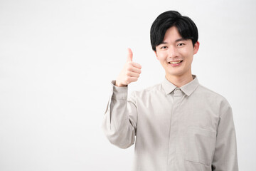 長袖シャツを着ている若い男性　ライフスタイルイメージ