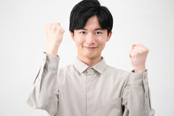 長袖シャツを着ている若い男性　ライフスタイルイメージ