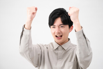 長袖シャツを着ている若い男性　ライフスタイルイメージ