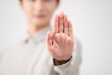 長袖シャツを着ている若い男性　ライフスタイルイメージ