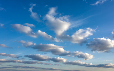 Obraz premium Azure Sky with Cumulus Clouds A Serene Atmospheric of Fluffy Clouds Against a Blue Backdrop