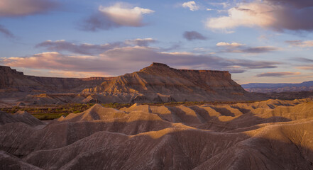 Naklejka premium Sunrise in the Badlands of Utah