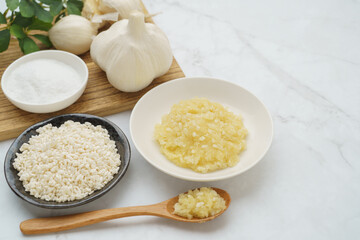日本の食べ物｜にんにく麹と材料(にんにく・米麹・塩)｜白い大理石の背景