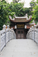 PUENTE DE PIEDRA HACIA UN TEMPLO VIETNAMITA EN HANÓI