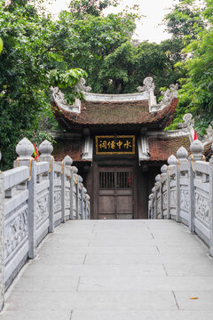PUENTE DE PIEDRA HACIA UN TEMPLO VIETNAMITA EN HAN&Oacute;I