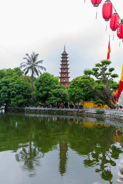 Pagoda de Tran Quoc frente al estanque en Hanoi
