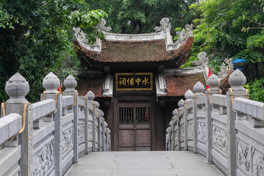 Puente de piedra hacia un templo misterioso en vietnam