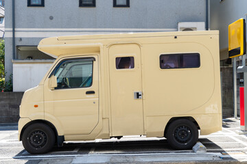 Naklejka premium クリーム色の軽自動車のキャンピングカー