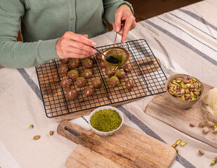 Dubai-Schokolade selber machen &ndash; DIY-Trend mit Pistazien und Kadayif