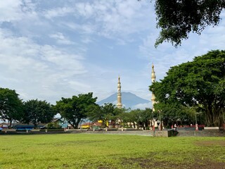 Obraz premium The atmosphere of the temanggung square, you can see the cleft mountain and the tower of the Darussalam Agung mosque.
