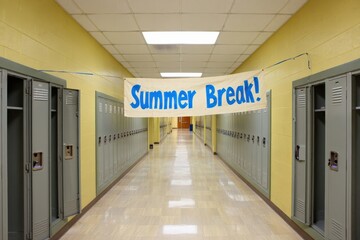 Fototapeta premium Empty school hallway with summer break banner hanging from ceiling