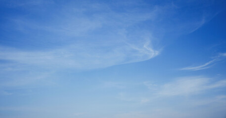 Fototapeta premium A clear blue sky with few clouds