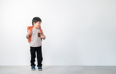 茶色のランドセルを背負った男の子