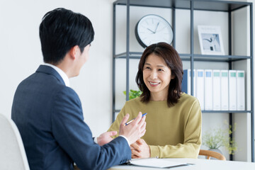 プランナーに相談するミドルの女性