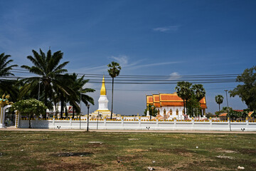 Fototapeta premium The golden stupa of Sikhottabong, between history and spirituality