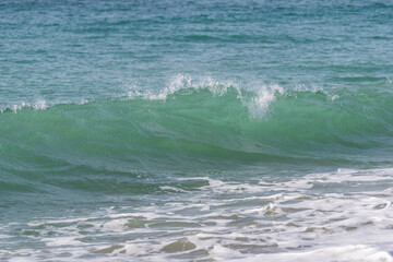 打ち寄せる美しい波	