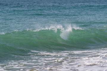 打ち寄せる美しい波	