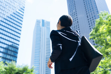 オフィス街で働く若いビジネスウーマン