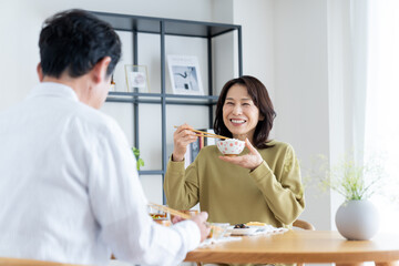 食事をするミドルの夫婦