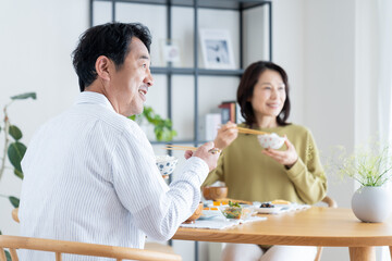 食事をするミドルの夫婦