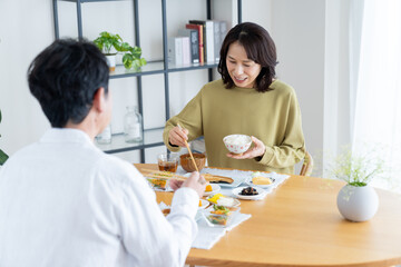 食事をするミドルの夫婦