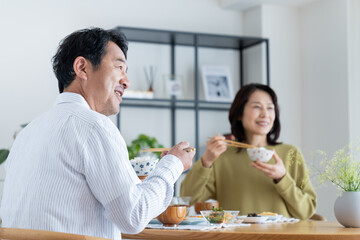 食事をするミドルの夫婦