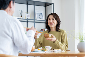 食事をするミドルの夫婦